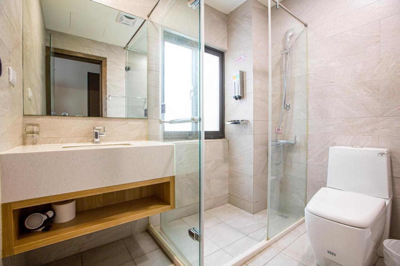 Easylazy Inn Taichung Bagian luar foto