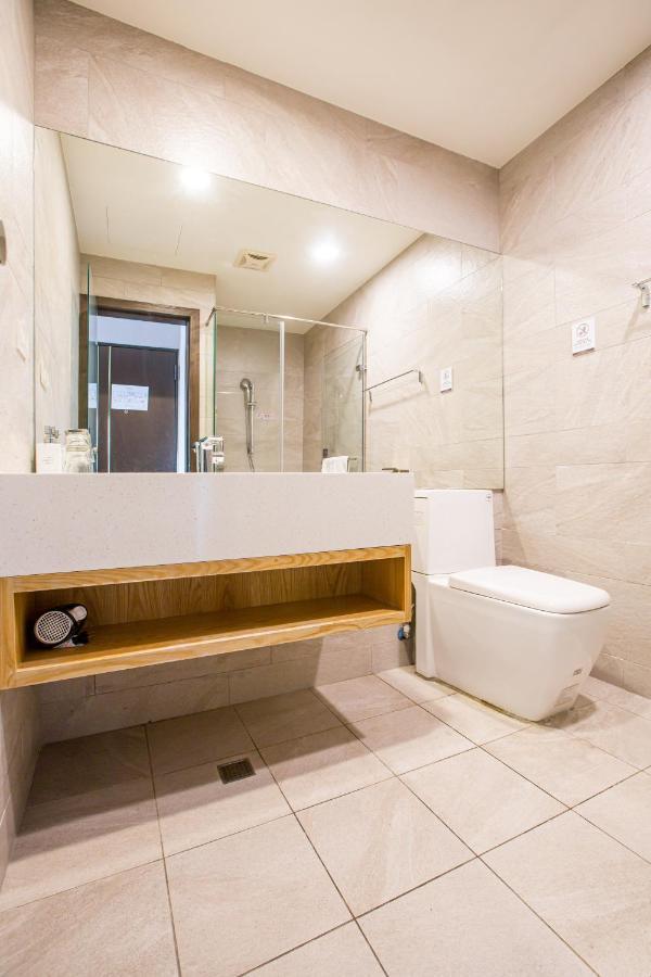 Easylazy Inn Taichung Bagian luar foto